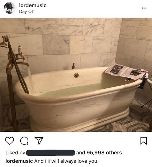 lordeacerve's tweet photo. queria muito ver a reação da lorde quando saiu do banho e pegou o iphone cheio de notificações nesse dia https://t.co/pFMeq8mlco