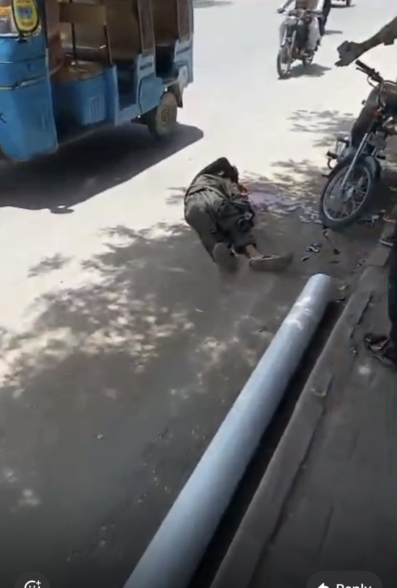 Samarjournalist's tweet image. کراچی گلستان جوہر ڈکیتی مزاحمت پر نوجوان کے جاں بحق ہونے واقعہ مقتول کی شناخت اسلم کے نام سے ہوئی تھی جو پلمبرنگ کا کام کرتا تھا اور سرجانی کا رہائشی تھا واقعہ کی سی سی ٹی وی فوٹیج 

#CCTV

#Karachi

#Pakistán