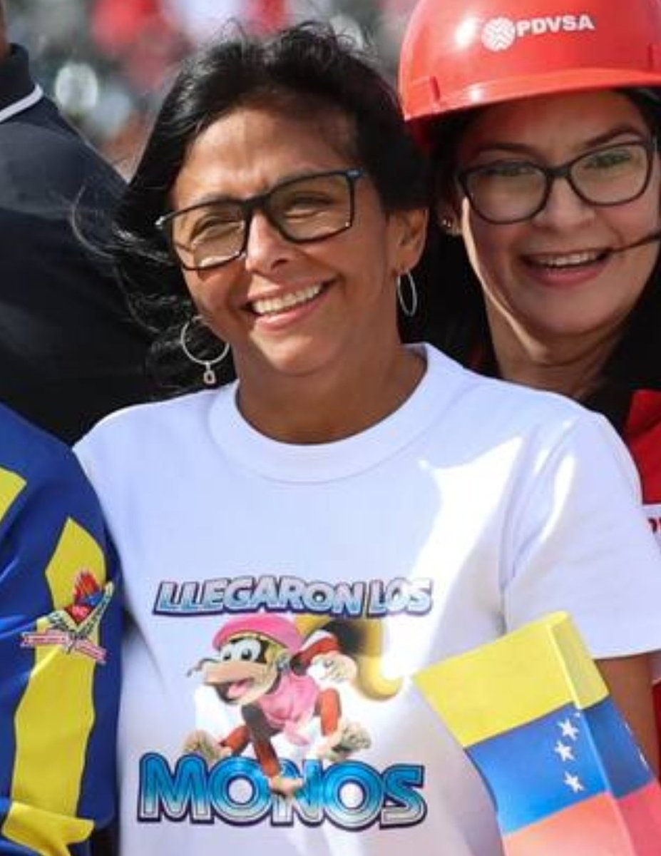 Llegaron Los Monos dice la franela de Delcy Eloina, pero resulta que llegaron a Coro en una caravana de al menos 8 aeronaves, incluyendo el avión presidencial YV2984, el alternativo YV3016, el T7-102X, el T7-AME, YV3362, YV3568 y 2 más con código hex descodificado.