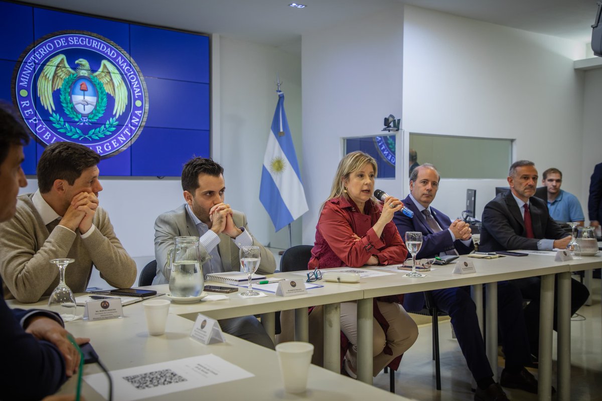 AleMonteoliva's tweet photo. En reunión de gabinete ampliado, reafirmamos el compromiso de sostener el orden, hacer cumplir la ley y garantizar la seguridad y la libertad en todo el país.

Ese es el rumbo. https://t.co/XYlehxAAlL