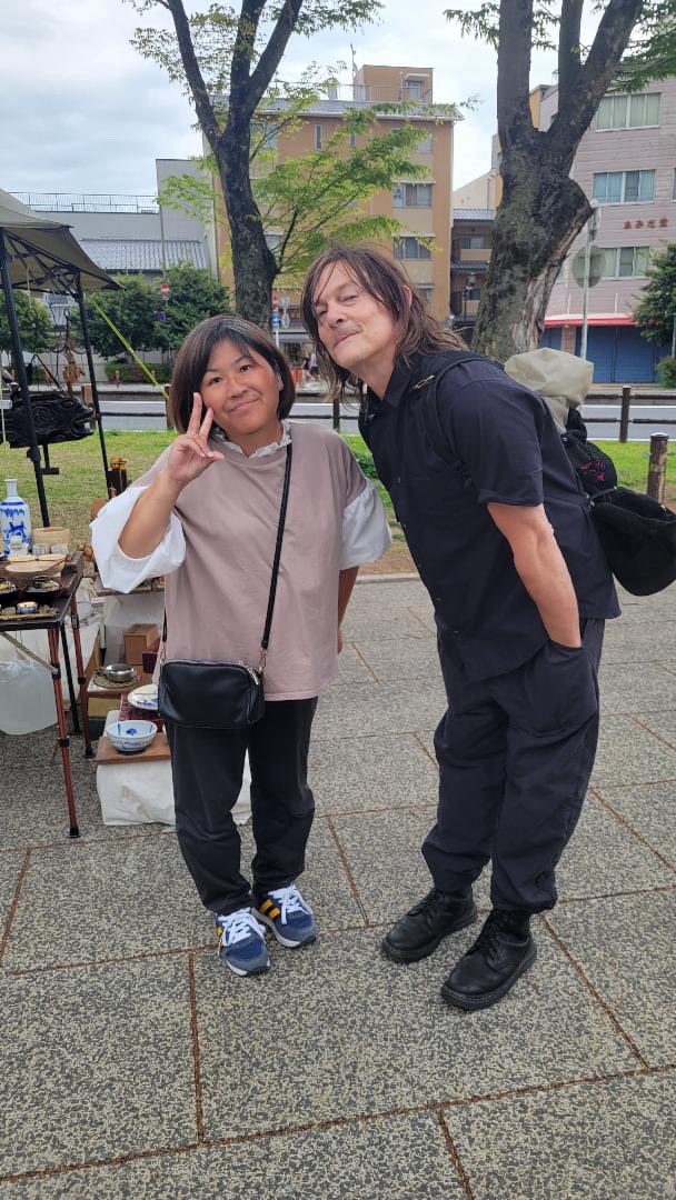 Norman Reedus visiting the handmade accessory booth, Komorebi, at a flea market in Kyoto, Japan on April 20th.

©️ kaor.i5910 | Instagram | Thank you for sending. 🩷🫶🏻

#normanreedus #ノーマンリーダス
