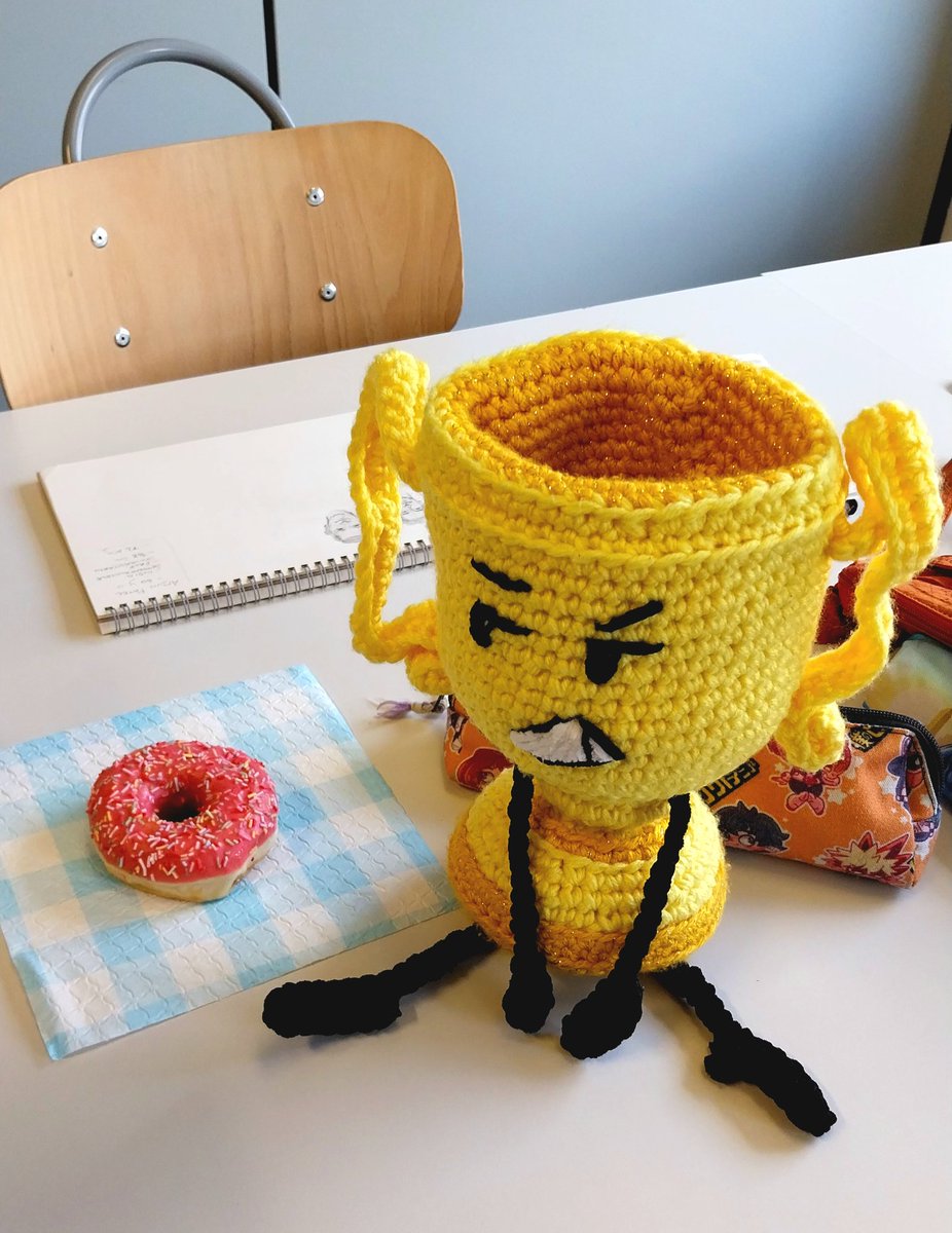 RealTrophyPlush's tweet image. Today it was my friend's birthday, Trophy got his own donut too 

#inanimateinsanity #ii #iiTrophy #Trophyii #osc #crochet
