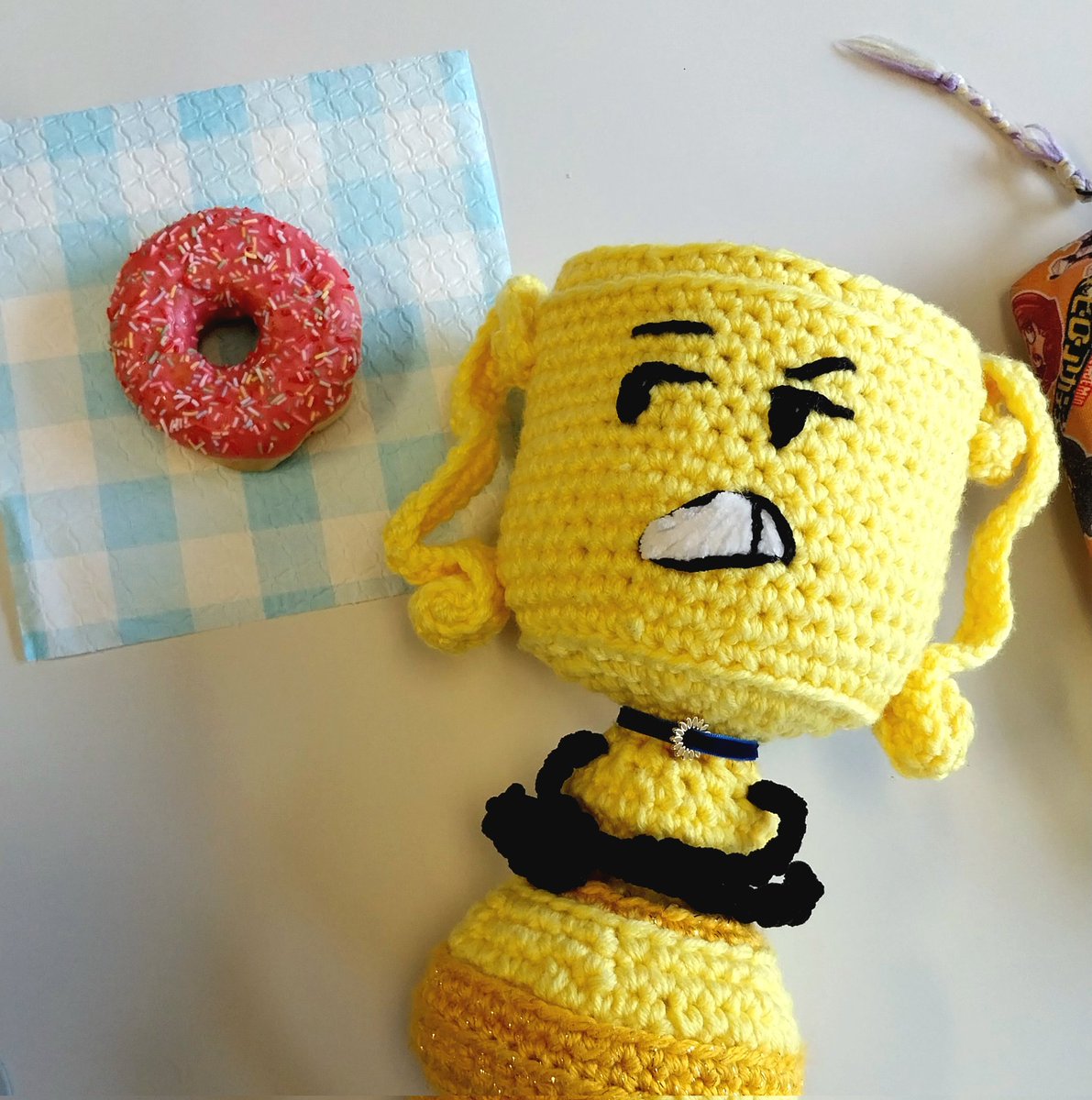 RealTrophyPlush's tweet image. Today it was my friend's birthday, Trophy got his own donut too 

#inanimateinsanity #ii #iiTrophy #Trophyii #osc #crochet