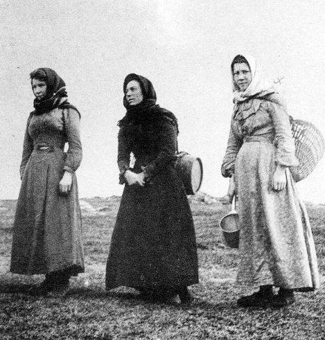 tourscotland's tweet image. Old Tour #Scotland #Ancestry Travel Visit #Genealogy #Scottish Family #History Blog #photography of three women going for water on #Whalsay, #Shetland #Islands. Also known as " The Bonnie Isle ", it is a peat covered island East of the Mainland tour-scotland-photographs.blogspot.com/2015/10/old-ph…