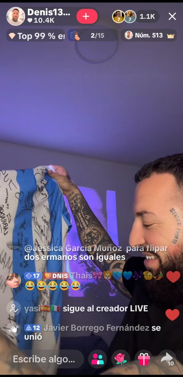 DENIS hizo firmar la camiseta que le regaló Coty por todos en la casa… y ahora la va a enmarcar como recuerdo. Detalles que valen más que mil palabras 🩷 #carcelgemelos6