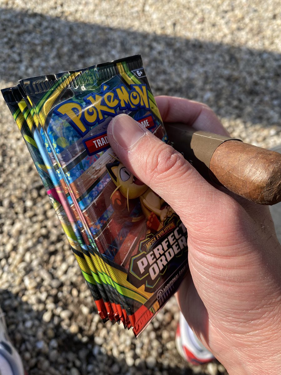 akiraBabyyyyyy's tweet image. Post work downtown cigar session with pack rippings. HITS IN COMMENT! #work #cigar #pokemon #tcg #pokemontcg