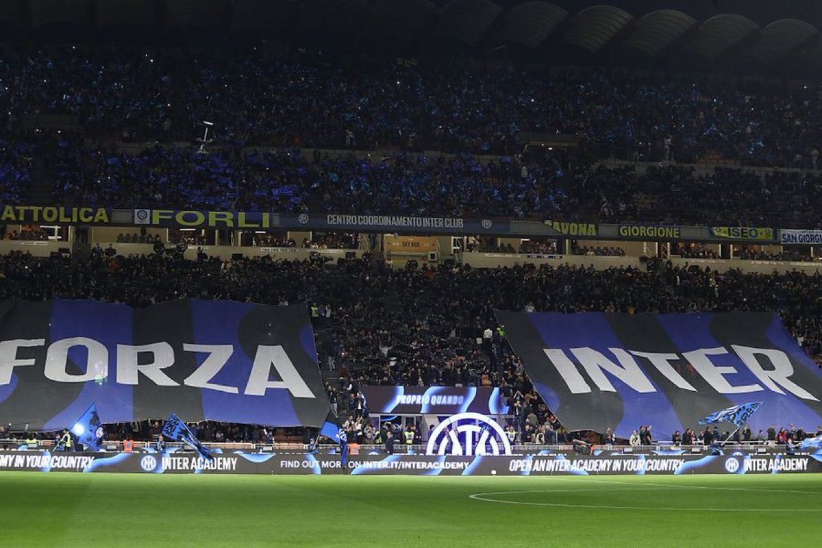 الإنتر مو مجرد نادي الإنتر حكاية تُروى بكل فخر، تاريخ يُكتب بالبطولات، وهيبة تُفرض في كل ملعب. كل ما ارتفع اسمه أكثر، زاد صمت الكارهين لأن الحقيقة دايمًا موجعة للي ما يقدر يوصل لها