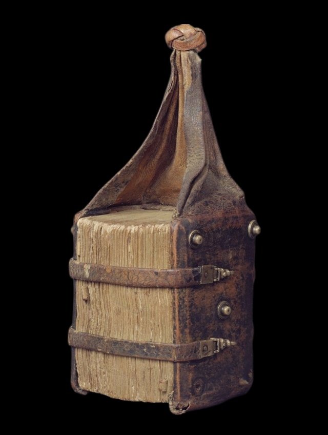 HeritageMatterz's tweet photo. Medieval girdle book, breviarium from the late 1450's. https://t.co/CwokrdY8o0