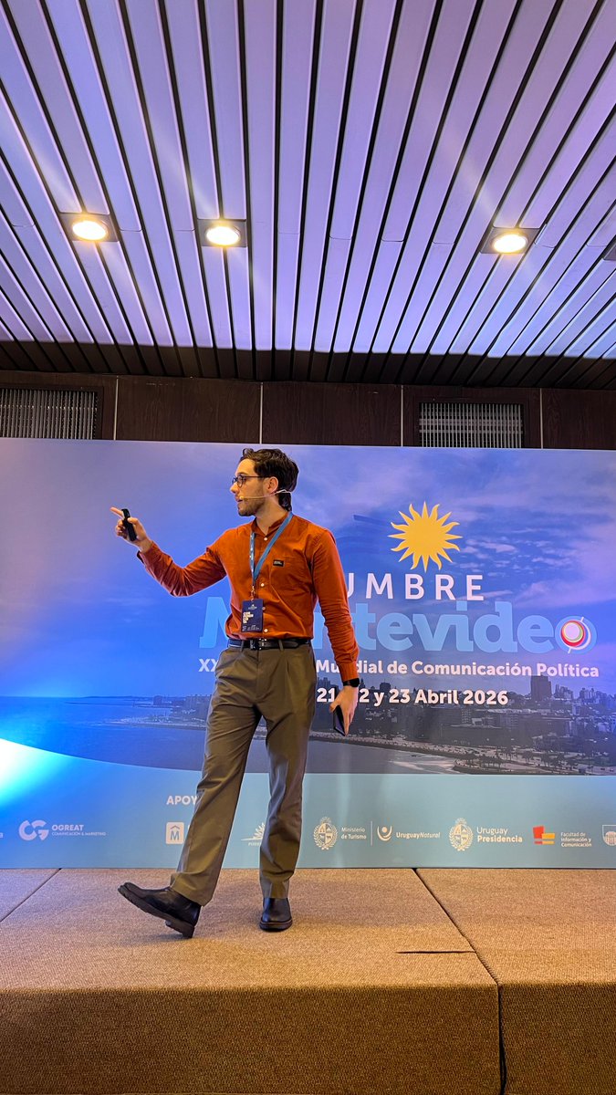vozna_ar's tweet photo. En el primer día dijimos presentes en la #CumbreMontevideo de @CumbreCP.
 🇺🇾Hoy expuso Alejandro Di Toto sobre la ingeniería de la polémica y cómo capturar la atención del "disperso" en el nuevo ecosistema digital. 
Estrategia y datos para dominar el sentido. 📊🔥#ComunicaciónPolítica #Vozna