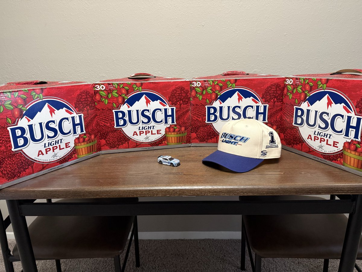 SDAlvy43's tweet photo. Bapple Bag Secured 🙏🏼

#buschlightapple 
@BuschBeer @RossChastain @TeamTrackhouse https://t.co/6ElRVFZjQo