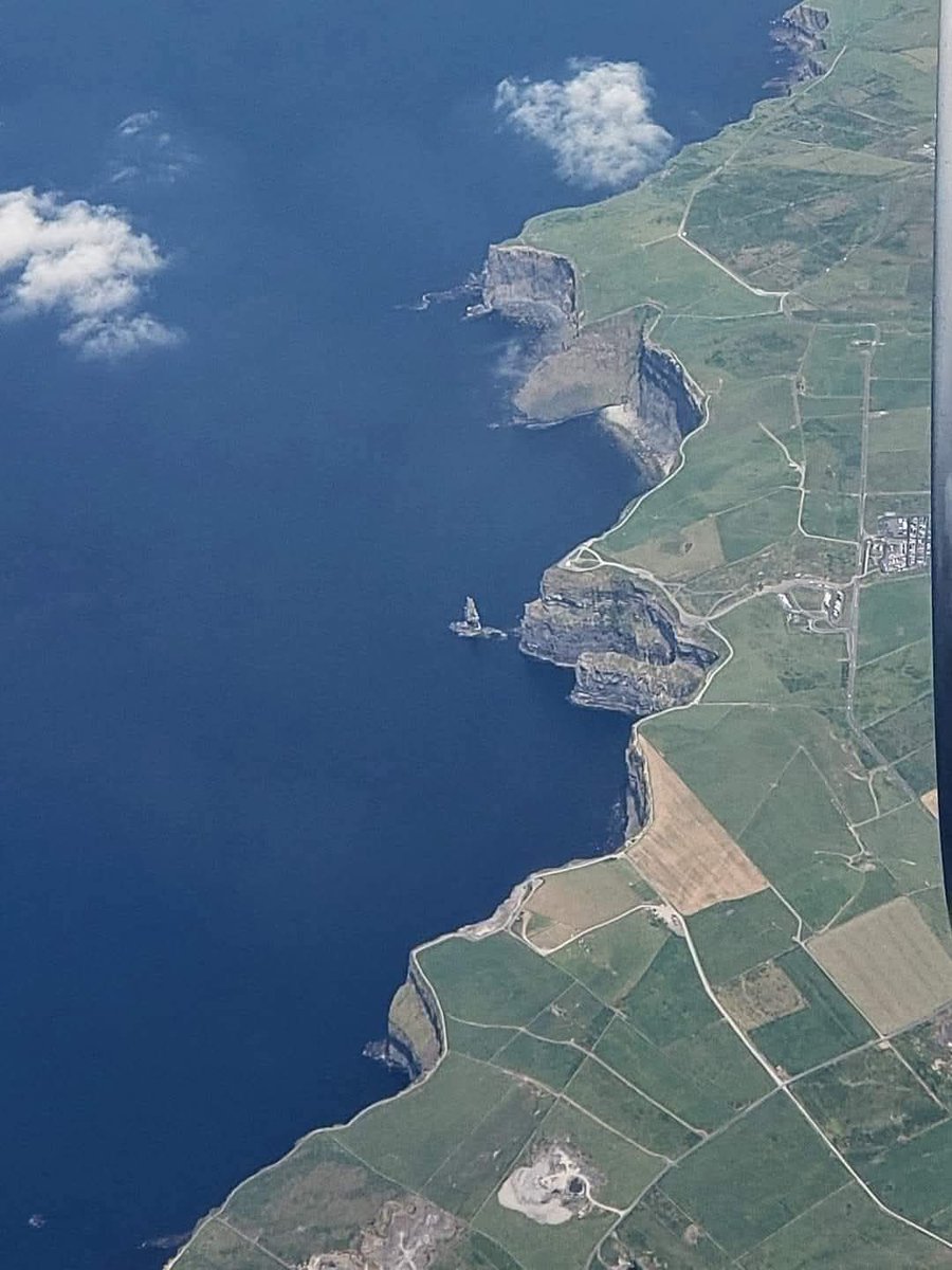 ThisIsIreland3's tweet image. Passing over the edge of Ireland on a beautiful sunny day 🏞️

📍The Cliffs of Moher, Co. Clare, as seen from a plane. This stunning photo was captured back in June 2023. It shows the cliffs in all  their splendor 🌊

📸 Carol Power McCracken

#Clare #Ireland #Cliffsofmoher