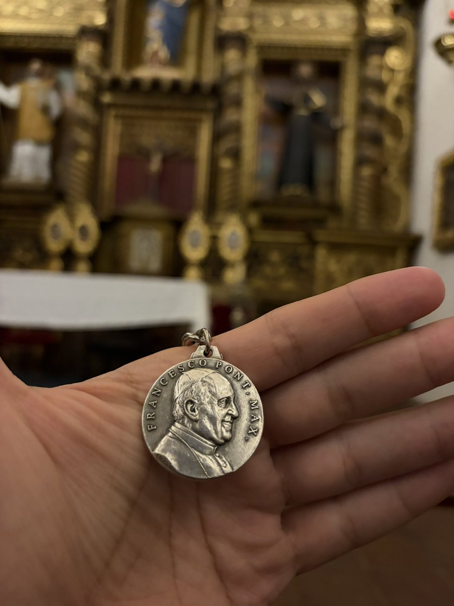 A un año de tu partida, pedí por tu alma y tu descanso en la capilla donde dabas la misa durante toda tu estadía en Córdoba.

Te voy a amar toda mi vida Francisco.