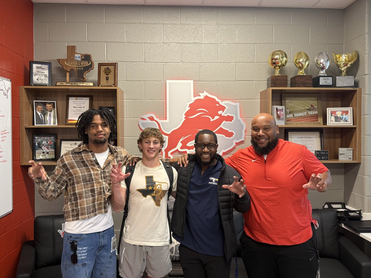 blitzemD's tweet photo. Big Thanks to @JSinz84 from ACU and @COACHJMACRB from Texas A&amp;M Texarkana for stopping by to check on our players!  #FAM1LY #FINISH26 
@ponderisdlions https://t.co/ANpOyUMiwj