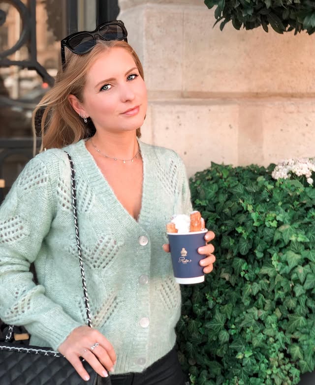 MiaDuran_ss's tweet image. A slight smile appeared on her lips, the kind of smile one wears when about to enjoy a delicious dessert. In this little pastry shop, vanilla ice cream puffs dipped in melted chocolate and whipped cream looked absolutely mouthwatering. #food #yummy