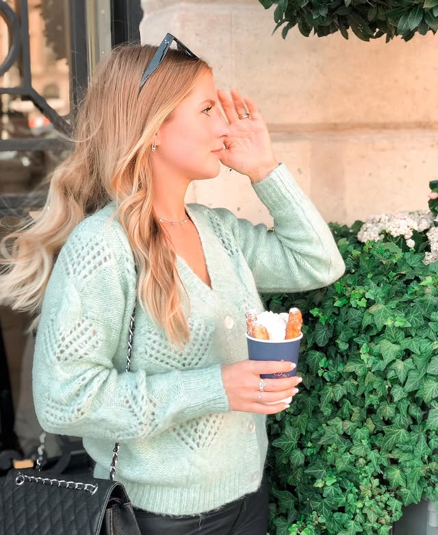 MiaDuran_ss's tweet image. A slight smile appeared on her lips, the kind of smile one wears when about to enjoy a delicious dessert. In this little pastry shop, vanilla ice cream puffs dipped in melted chocolate and whipped cream looked absolutely mouthwatering. #food #yummy