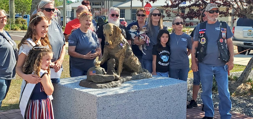 InlandK9SAR's tweet image. Just happened to be driving by at just the right time to catch the dedication of the MWD Memorial in Williston, the town closest to Wag'n Tails Ranch
#dogs
#RuralAmerica 🇺🇸