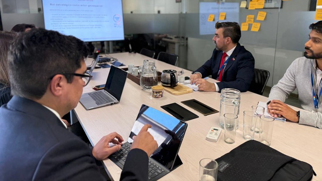 sernageomincl's tweet photo. ¡Avanzamos en interoperabilidad!
#Sernageomin e @IDE_Chile se reúnen para potenciar el flujo de datos geoespaciales. El objetivo: optimizar el acceso a información geológica y minera precisa y oportuna para la ciudadanía y el Estado.
#Geospatial #Chile #Sernageomin #SNIT https://t.co/blnyPi1Cld