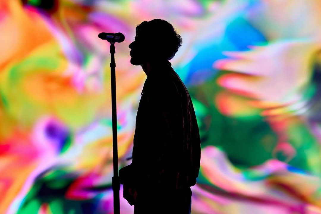 _MoreThanAHabit's tweet photo. Louis' speech after the spectacular RAINBOW FAN PROJECT 🏳️‍🌈
Are you listening yet?

When he says; "It's a real luxury to be able to stand up on this stage and BE EXACTLY WHAT I WANT TO BE, that's one thing that i'll never ever fucking take for granted..." 
HE FEELS SEEN! By us, and that means the absolute world to him, and it means the world to me 
😭