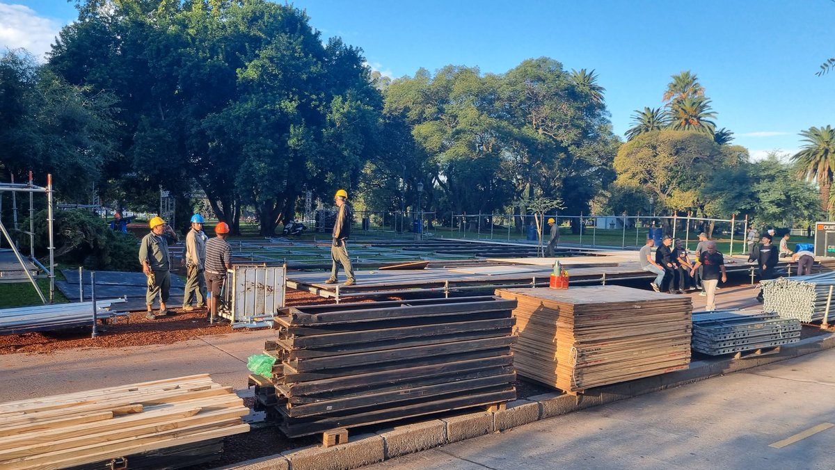 vivof1's tweet image. #F1 Road Show de 🇦🇷  #Colapinto 

📸 Recorrida dia Martes Parte 1 👇

Armado de Box sobre Av. Del Libertador (tendrá una rampa para subir y bajar) 

Mas... 👇