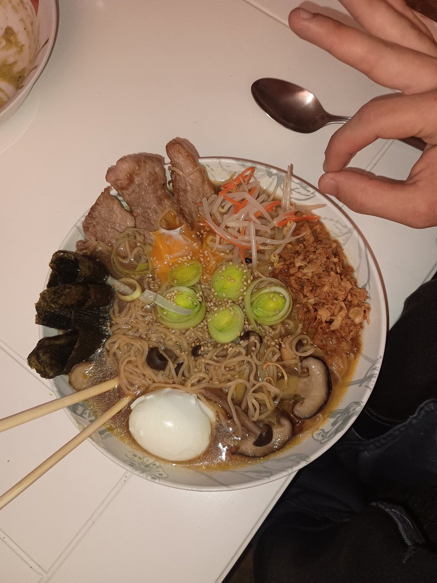10milabejas's tweet photo. chikes no os lo vais a creer.... pero enilio se ha cocinao y emplatao esto https://t.co/lIqeei4LrS