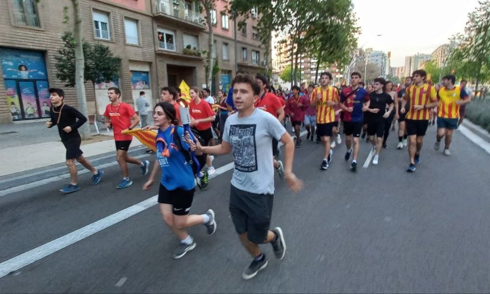 OmniumNouBarris's tweet image. Corrent amb la flama fins al següent tram @Correllengua_ #noubarris