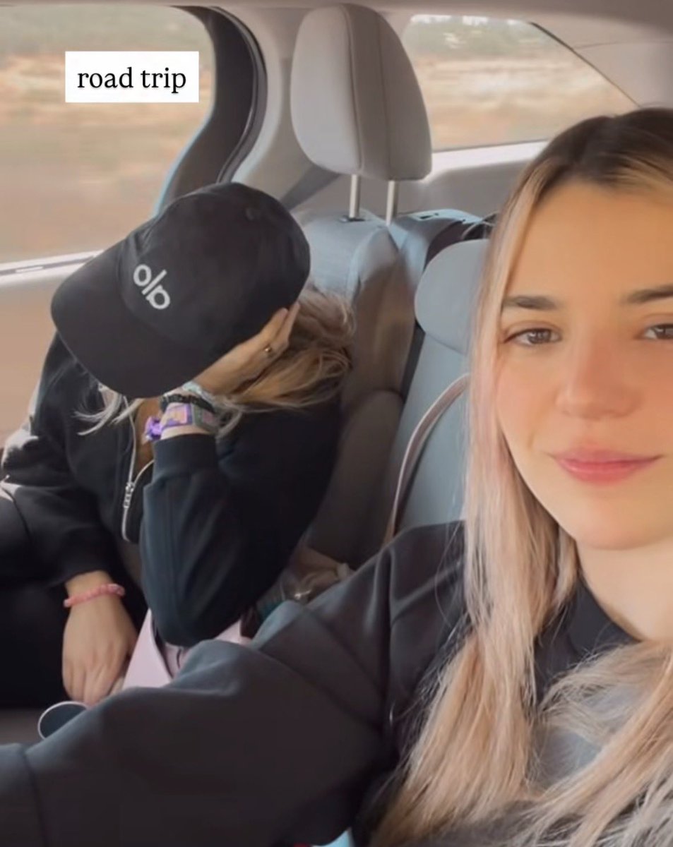 puropncherivari's tweet image. Día 31. 
Aún no.

Seguro la tercera foto es el beso. 🙂‍↔️🙂‍↔️

#Rivers #Rivari #Arigay #Arigameplay