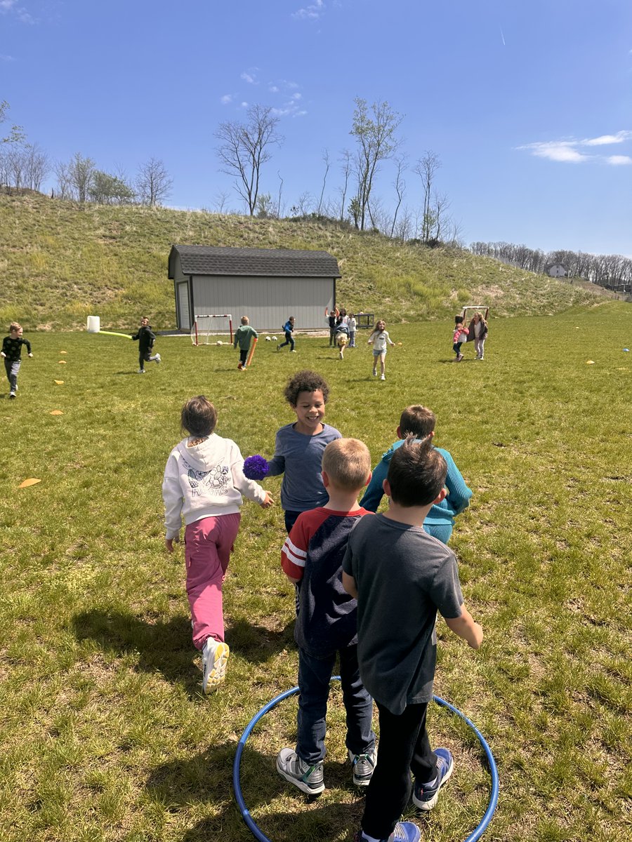 SaraCoon9's tweet image. Chilly morning turned into a beautiful afternoon! Taking my classes outside is one of the PERKS of being a PE teacher. Look at the smiling faces, this is my WHY! #peisfun #SVproud #wellness #SRU #SHAPEPA
