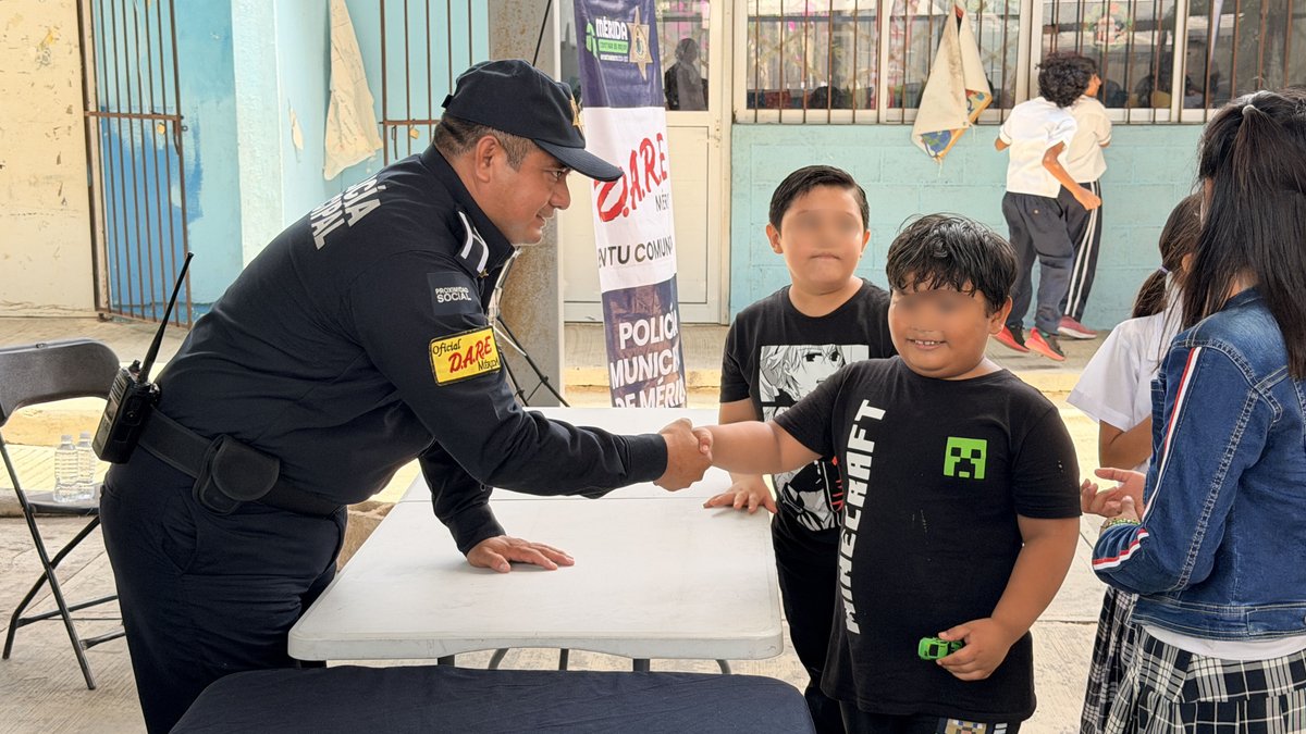 PoliciaMeridaMx's tweet photo. 🏫👮‍♂️ En la primaria Carlos Carrillo Alonzo de Vergel IV participamos en el “Rally de la Prevención” como parte de la DINO FERIA, a través del programa D.A.R.E.

Porque aprender jugando también es construir entornos más seguros.
#MéridaContigoEsMejor https://t.co/DhVzdAEzVk