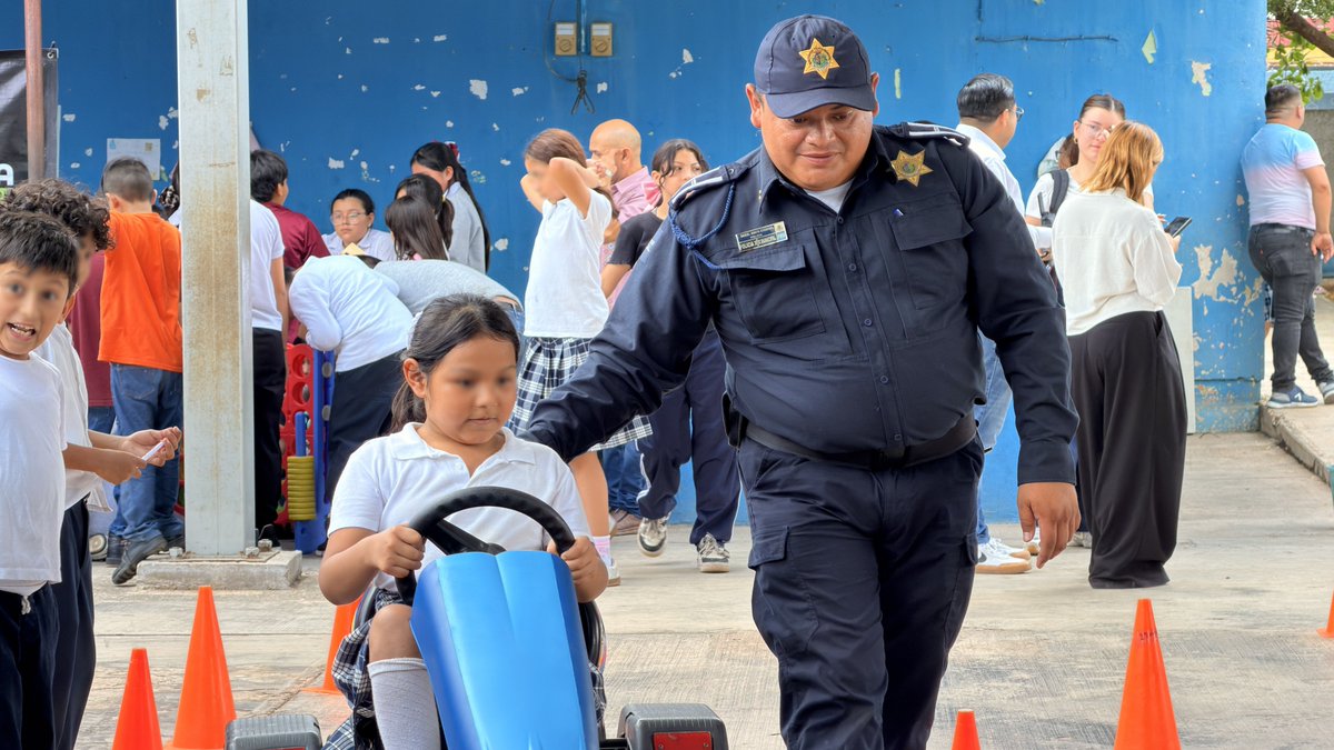 PoliciaMeridaMx's tweet photo. 🏫👮‍♂️ En la primaria Carlos Carrillo Alonzo de Vergel IV participamos en el “Rally de la Prevención” como parte de la DINO FERIA, a través del programa D.A.R.E.

Porque aprender jugando también es construir entornos más seguros.
#MéridaContigoEsMejor https://t.co/DhVzdAEzVk