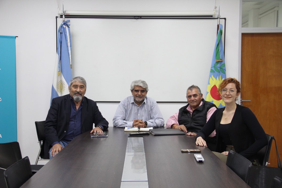 TrabajoPBA's tweet photo. El ministro @waltercorreaok recibió a las autoridades del Sindicato de Trabajadores Municipales de San Isidro, Gustavo Carabajal (secretario gremial) y Ligio Sánchez (abogado de la entidad) en el marco del conflicto salarial con el gobierno municipal. https://t.co/qCDWmcqC9n