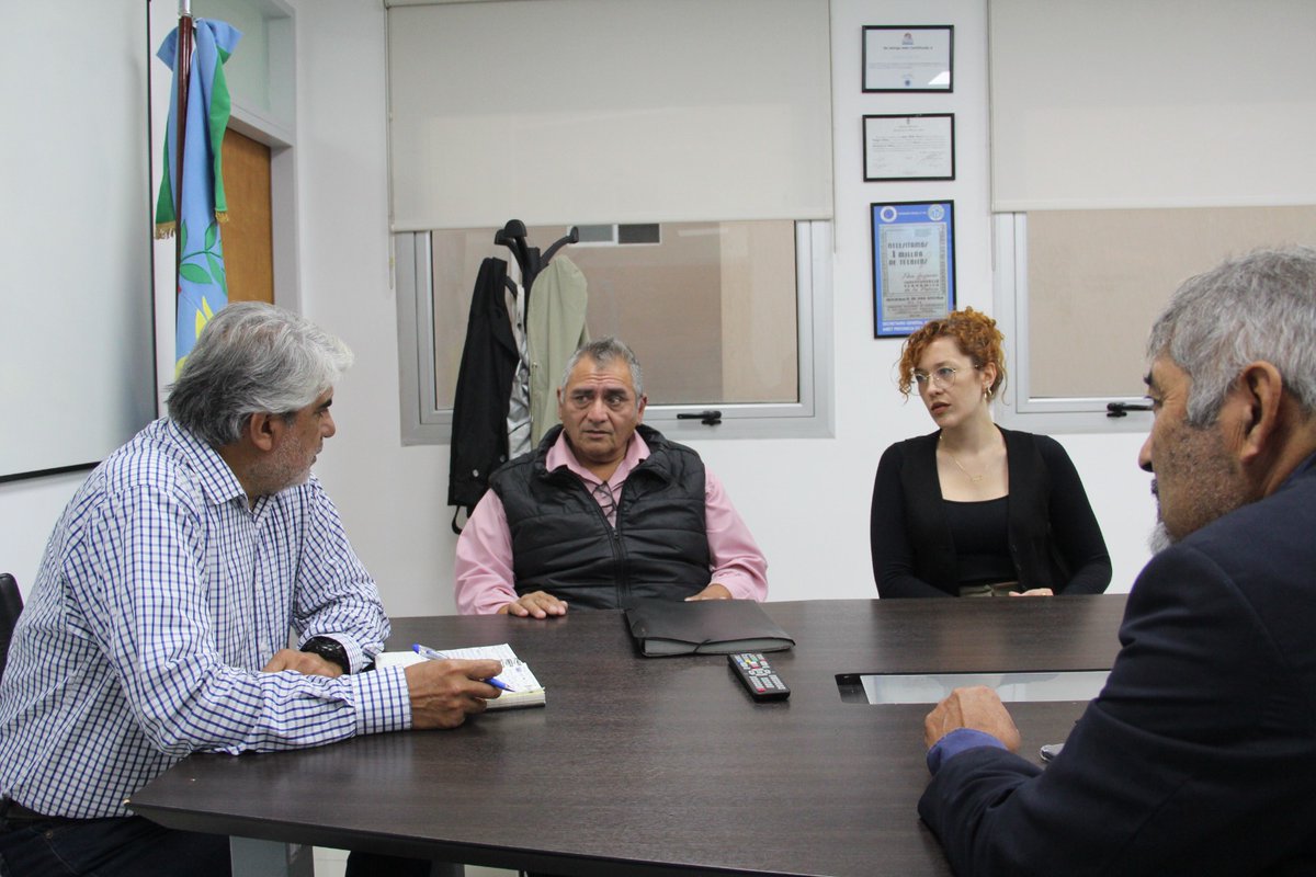 TrabajoPBA's tweet photo. El ministro @waltercorreaok recibió a las autoridades del Sindicato de Trabajadores Municipales de San Isidro, Gustavo Carabajal (secretario gremial) y Ligio Sánchez (abogado de la entidad) en el marco del conflicto salarial con el gobierno municipal. https://t.co/qCDWmcqC9n