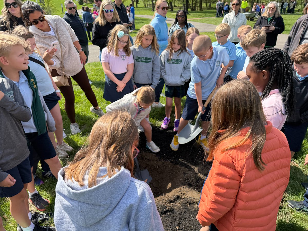 OhioBeautiful's tweet photo. Keep Centerville Beautiful has been awarded a $5,000 grant from Keep America Beautiful’s Greatest American Cleanup grant program to support tree planting efforts and a new public art feature at Stubbs Park, officials announced during the community’s Arbor Day Celebration. https://t.co/jgjzw493tM
