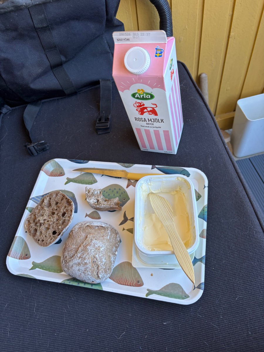 testa den idag lite underwhelming jordgubbssmaken var svag men jag såg den på fucking liten coop xtra butik så kanske jag är blessed