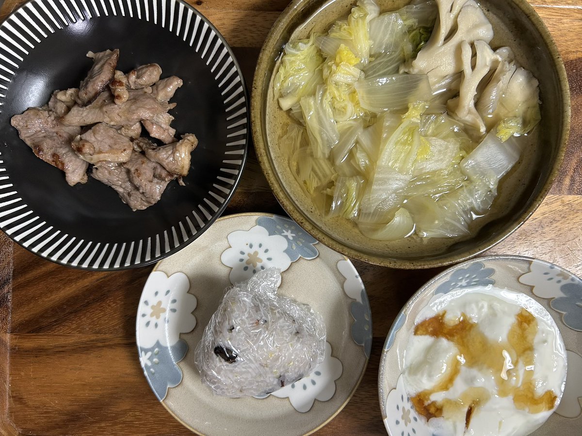 Harawata259's tweet image. ■お昼
・全粒粉ロールパン２つ
・サツマイモMサイズ ひとつ
・ミニトマト２つ

■夕ごはん(18:30食べ終わり)
・白だし鍋(白菜、まいたけ、玉ねぎ)
・十六穀米おにぎり80g
・焼肉(豚のハラミ、カシラ)
・無糖ヨーグルト(金のオリゴ糖)
・水400ml