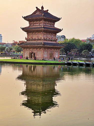 BaSnorkel's tweet image. Spend your evenings at Hoa Lu Old Town in Ninh Binh #Vietnam and shop for traditional crafts, taste local specialties, &amp;amp; enjoy the magical, lantern-lit atmosphere after dark. #HoaLuOldTown #NinhBinh #VietnamCulture #Travel backpackandsnorkel.com/Vietnam/Hoa-Lu…