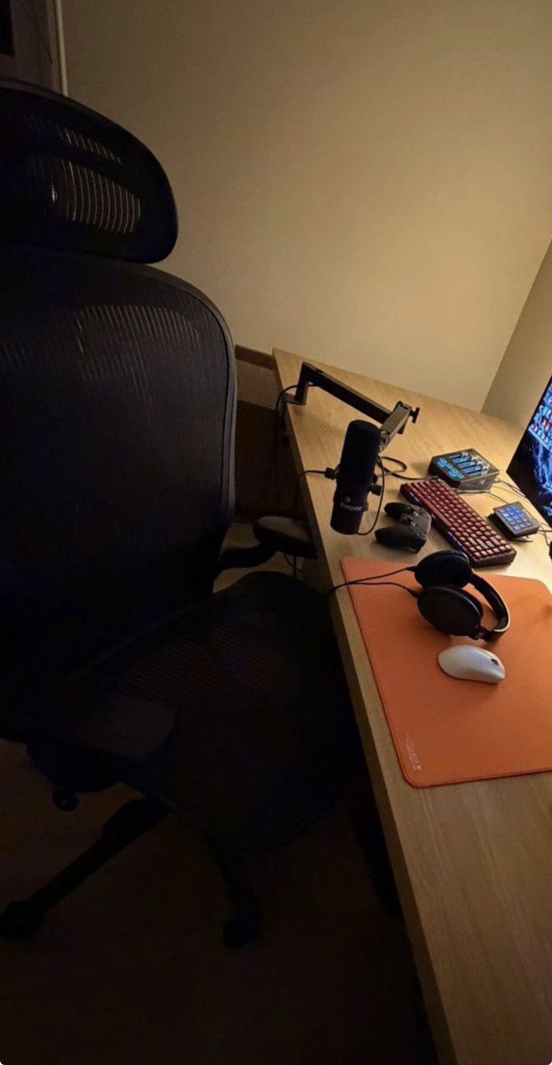 Snoqiz_'s tweet photo. @Ryoushan عندي نسخة الكلاسيك والكرسي حرفياً يستاهل كل ريال 
بالنسبه لمسند الراس اخذته من علي اكسبرس له سنه معي مريح وجودته ممتازه 
https://t.co/rG3DxhVQKC https://t.co/dLGuIE2xMp