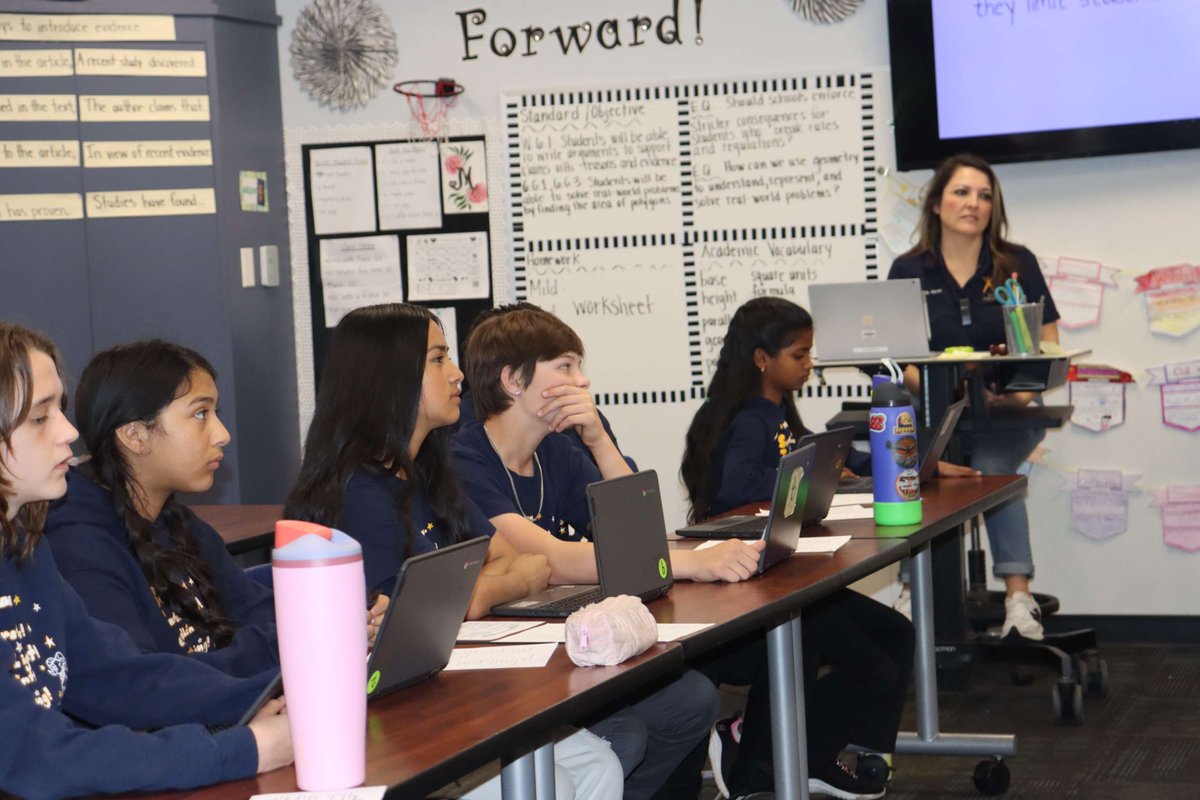 CentraliaESD's tweet image. We caught our AVID students in the middle of a lively debate. These engaging discussions help build communication, teamwork and critical thinking skills. 
#CESD150 #AVID