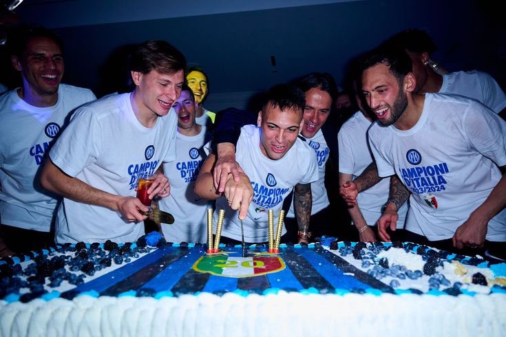 beneamataa's tweet photo. “Sono le 22:43 del 22 aprile 2024, l’Inter è Campione d’Italia per la ventesima volta nel corso della sua storia leggendaria. La seconda stella è sul petto delle maglie nerazzurre.”

due anni fa, momenti indelebili che rimangono per tutta la vita 🖤💙. https://t.co/FKhhOzzfAe