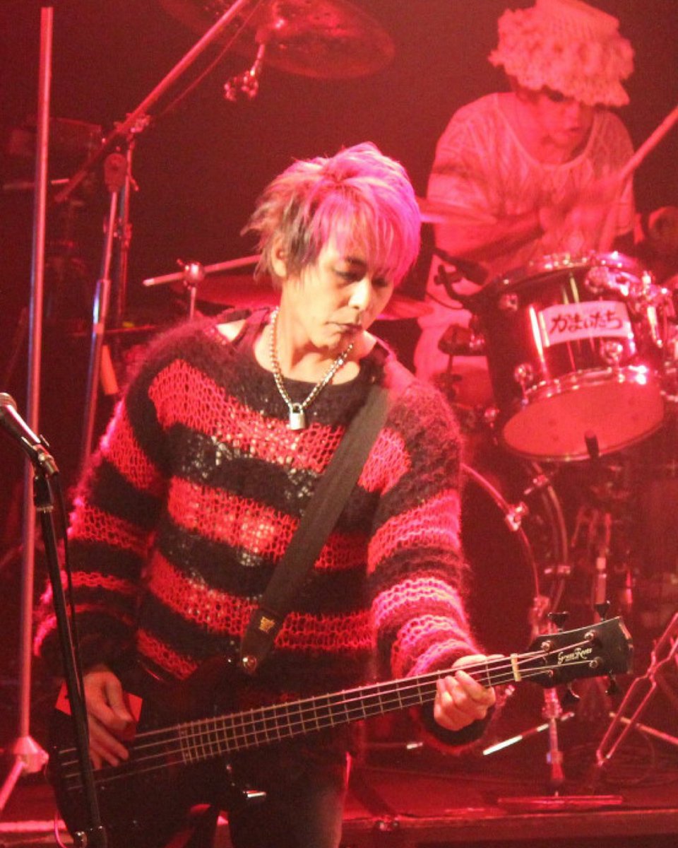 1980年代後半から90年代にかけて人気を博した伝説のビジュアル系ロックバンドかまいたちのメンバーと、某芸人により結成されたスペシャルユニットはちゃめちゃ狂のベーシストの芸人です