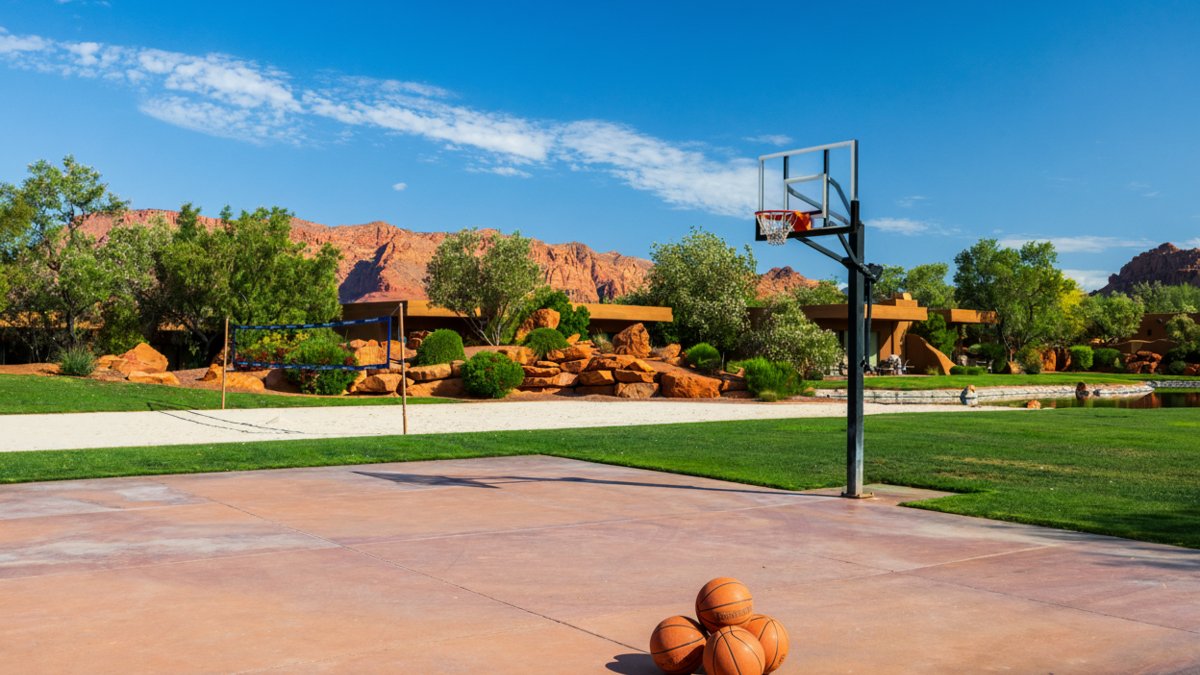 InnatEntrada's tweet image. Once a #Wildcat, always a Wildcat. 🐾 Experience the championship vibes of our iconic #basketball court. It’s the perfect place to run drills, sink some threes, and live out your favorite #movie moments. 🏀
Book your "Lava Springs" stay: bit.ly/3yxlYkV