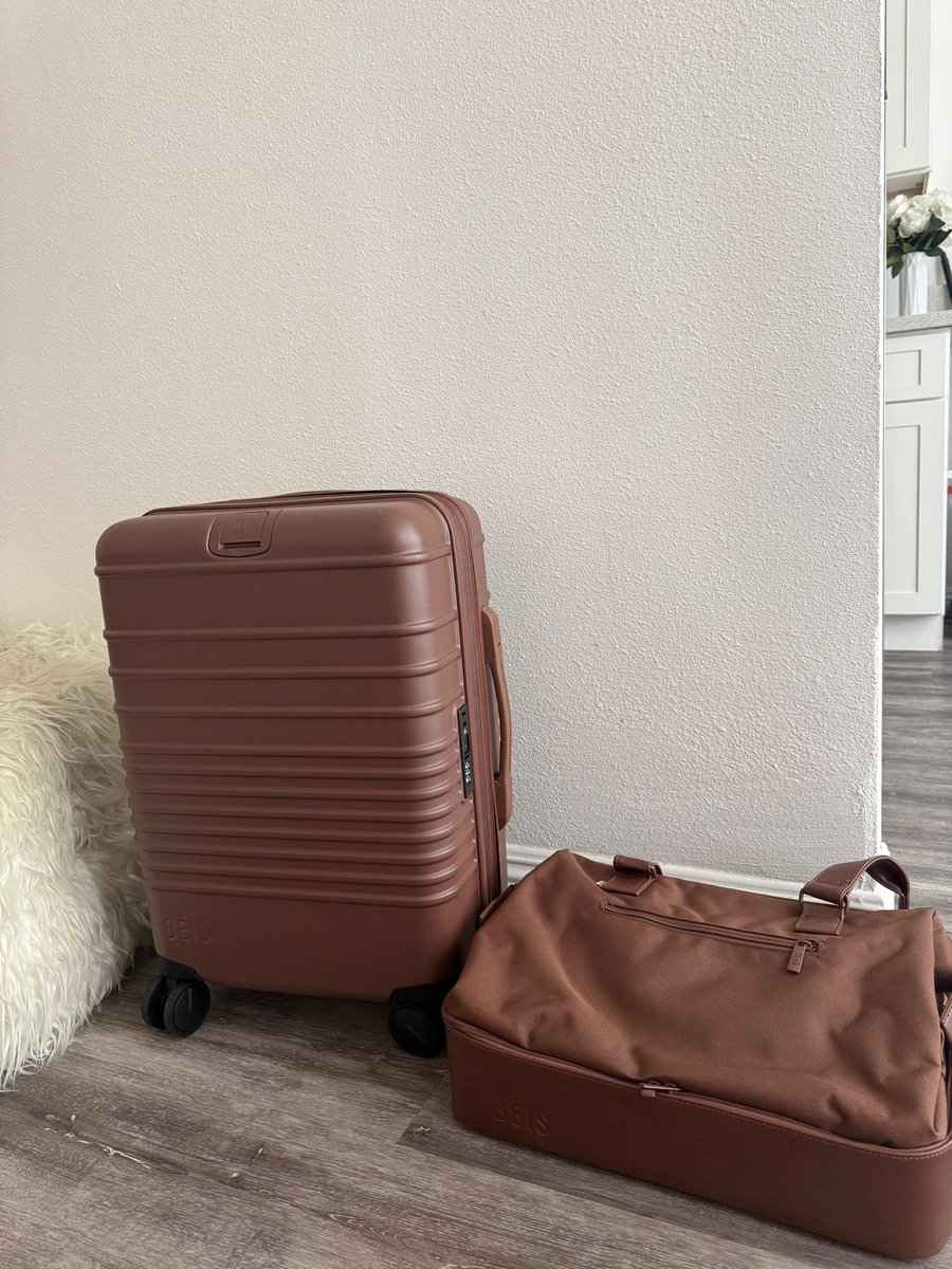 ugcwithicy's tweet image. New luggage collab!! ⭐️🤎 Very excited and grateful since this is my first collab like this. I love the Maple color they sent me, and since I’ll be visiting family I’m even more excited to use these ✨

#ugc #ugccommunity #ugccreators