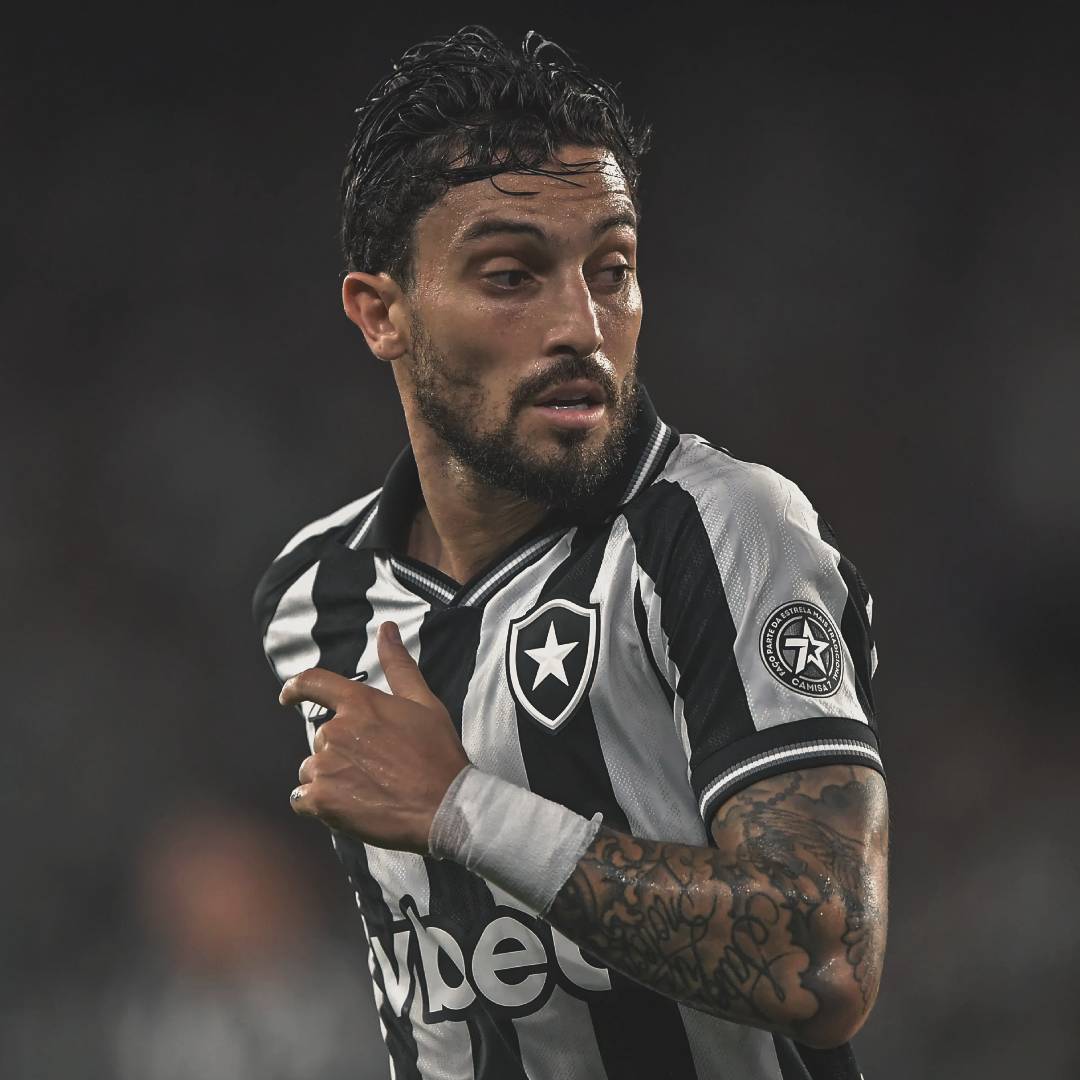 Ídolo da instituição Botafogo de futebol e regatas.