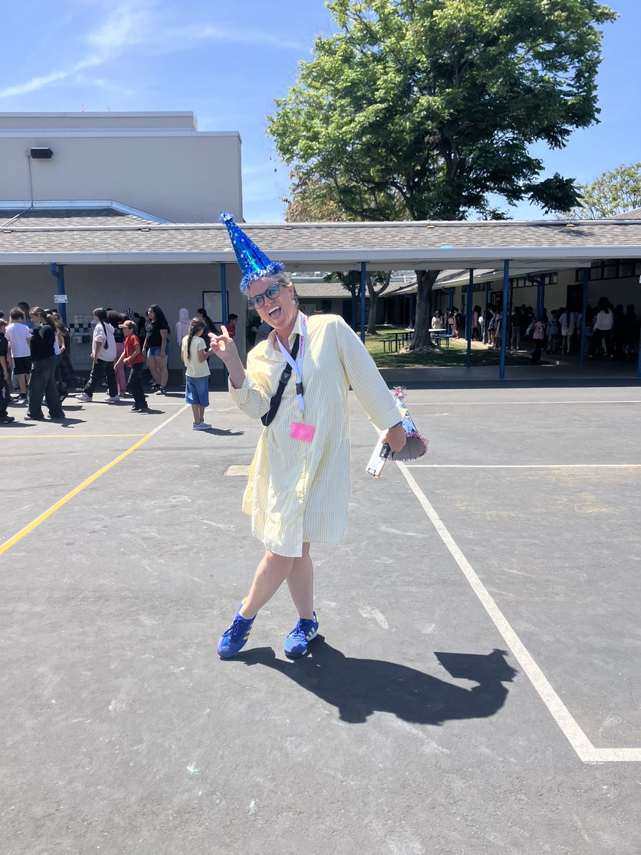 AnneFishburne's tweet photo. Dance party @MeridianCVUSD @CajonValleyUSD for our beloved principal @ALee_CVUSD on her birthday! https://t.co/RYSwLVkdhd
