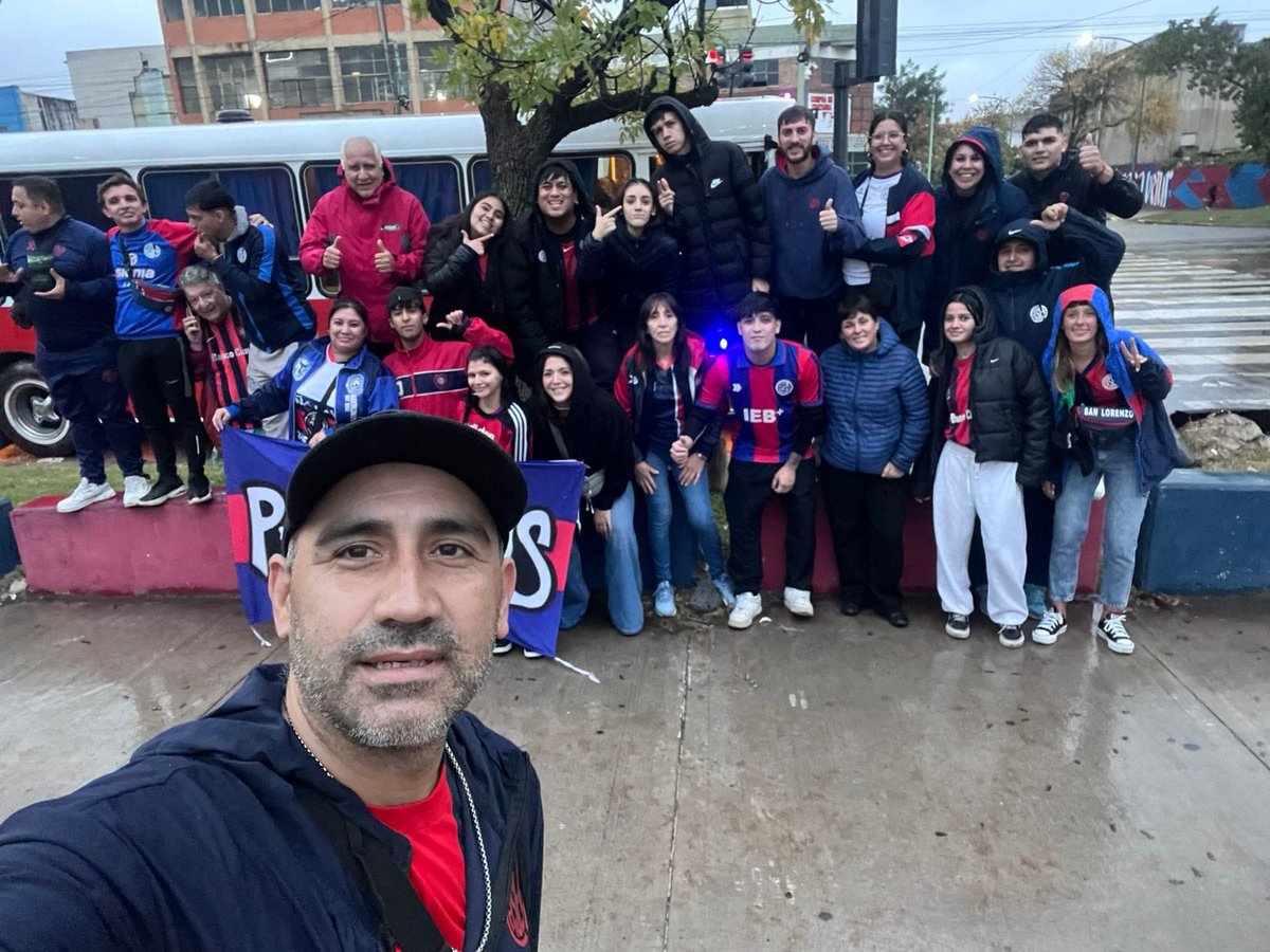 Azulgrana_lanus's tweet photo. La banda está, nunca se fue.💙❤️

Lunes de cancha acompañando como siempre al Ciclón. La Peña del "Patón" estuvo presente en el Nuevo Gasometro. SOMOS PEÑA LANÚS EDGARDO "PATÓN" BAUZA.
 
Todos juntos podemos 💙❤️🇨🇷💪🏻

@sanlorenzo 

#masque90minutos #sanlorenzo #copadelaliga https://t.co/rs8guE3thY