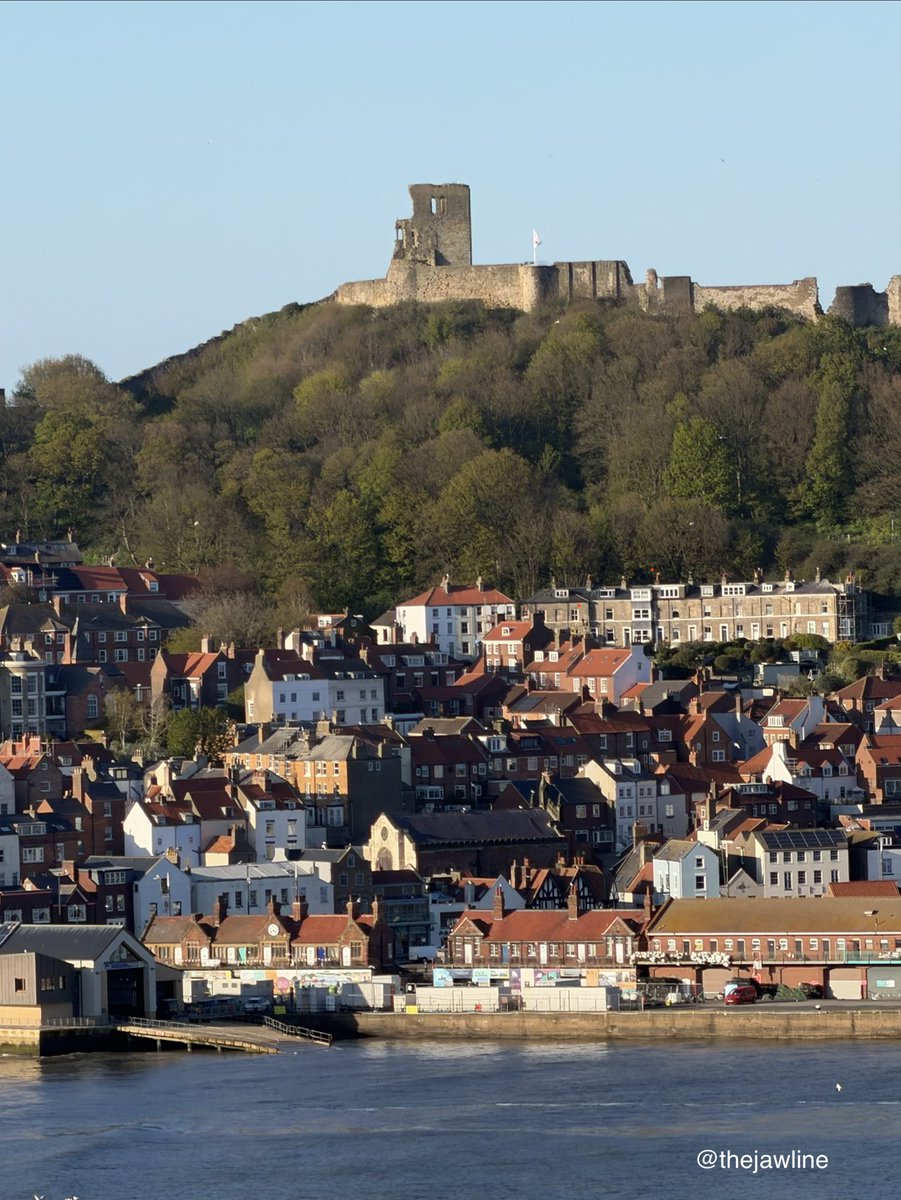 thejawline's tweet image. Evening views from a promenade along the Esplanade #scarborough #southcliff #sunshine #stroll