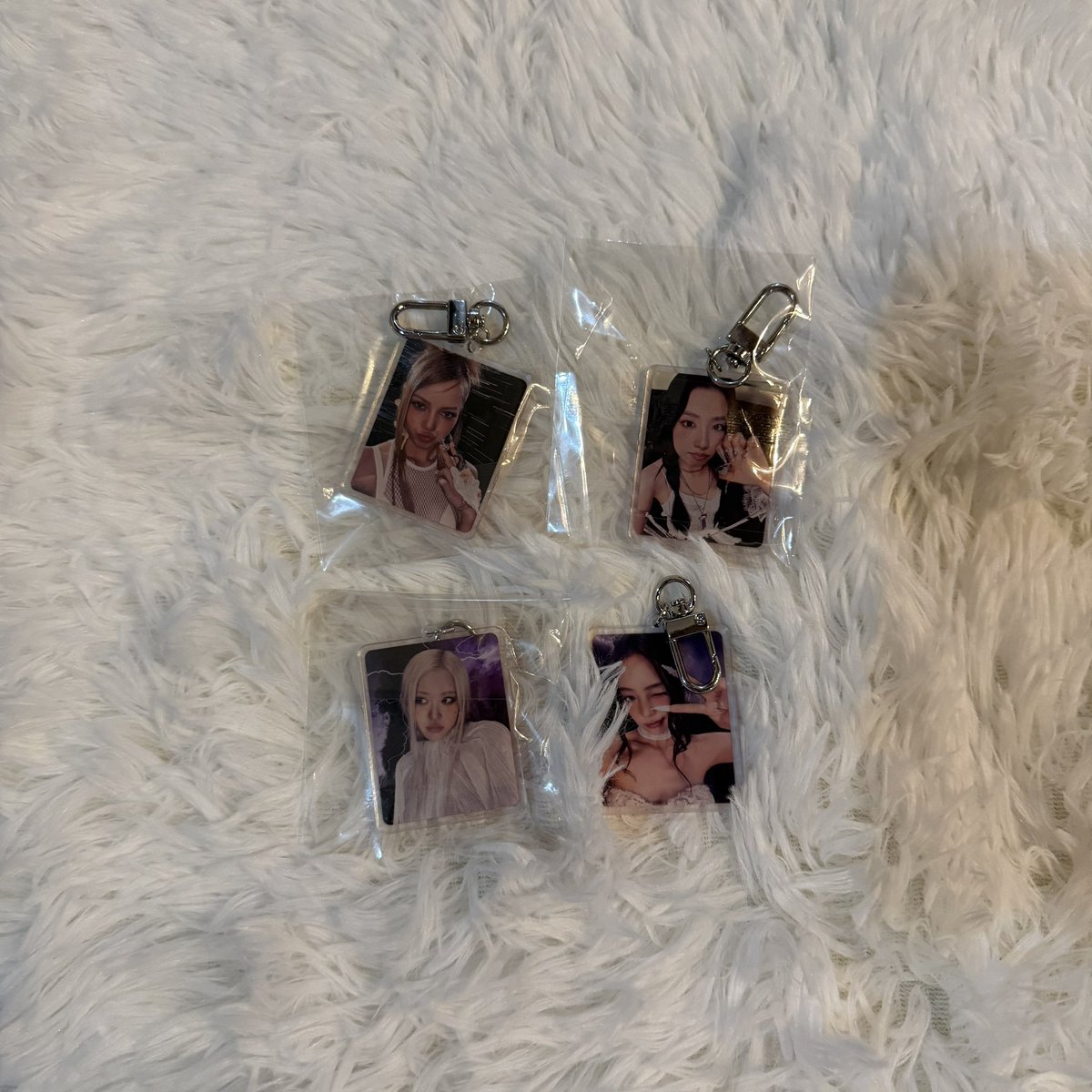 yeontannieee__'s tweet photo. wts lfb ph 

discounted blackpink deadline 

Grey ver sealed ₱700 
OT4 keyring pob set ₱380 
Random pobs  - see photo for price

- payo
- pampanga 
- jnt 
- maribank/gcash/bpi 

t. blackpink bp deadline grey pob ktown4u ygselect weverse jisoo jennie rosé lisa ph https://t.co/m3h5zpOGsJ