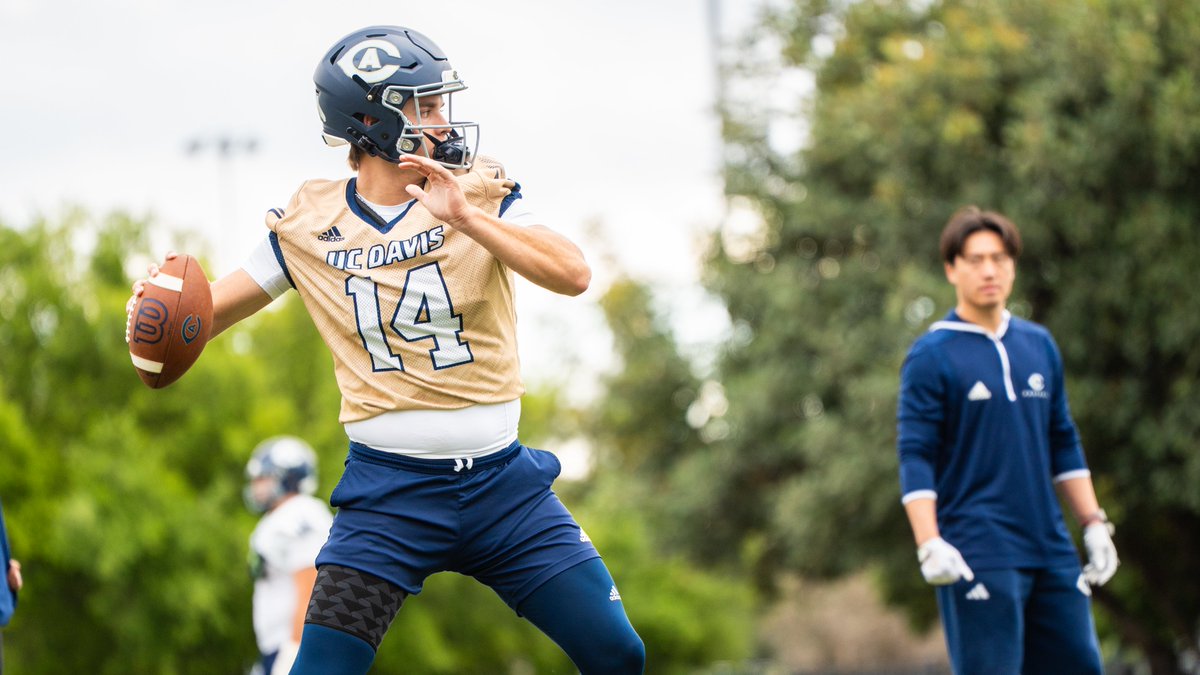 UCDfootball's tweet image. Still workin’

#GoAgs | #Shredville

Image Description:
1) UC Davis football student athlete makes a one-handed catch while falling down and being covered by a defender during a practice
2) Two UC Davis student athletes making a play on a pass with the defender putting his arms