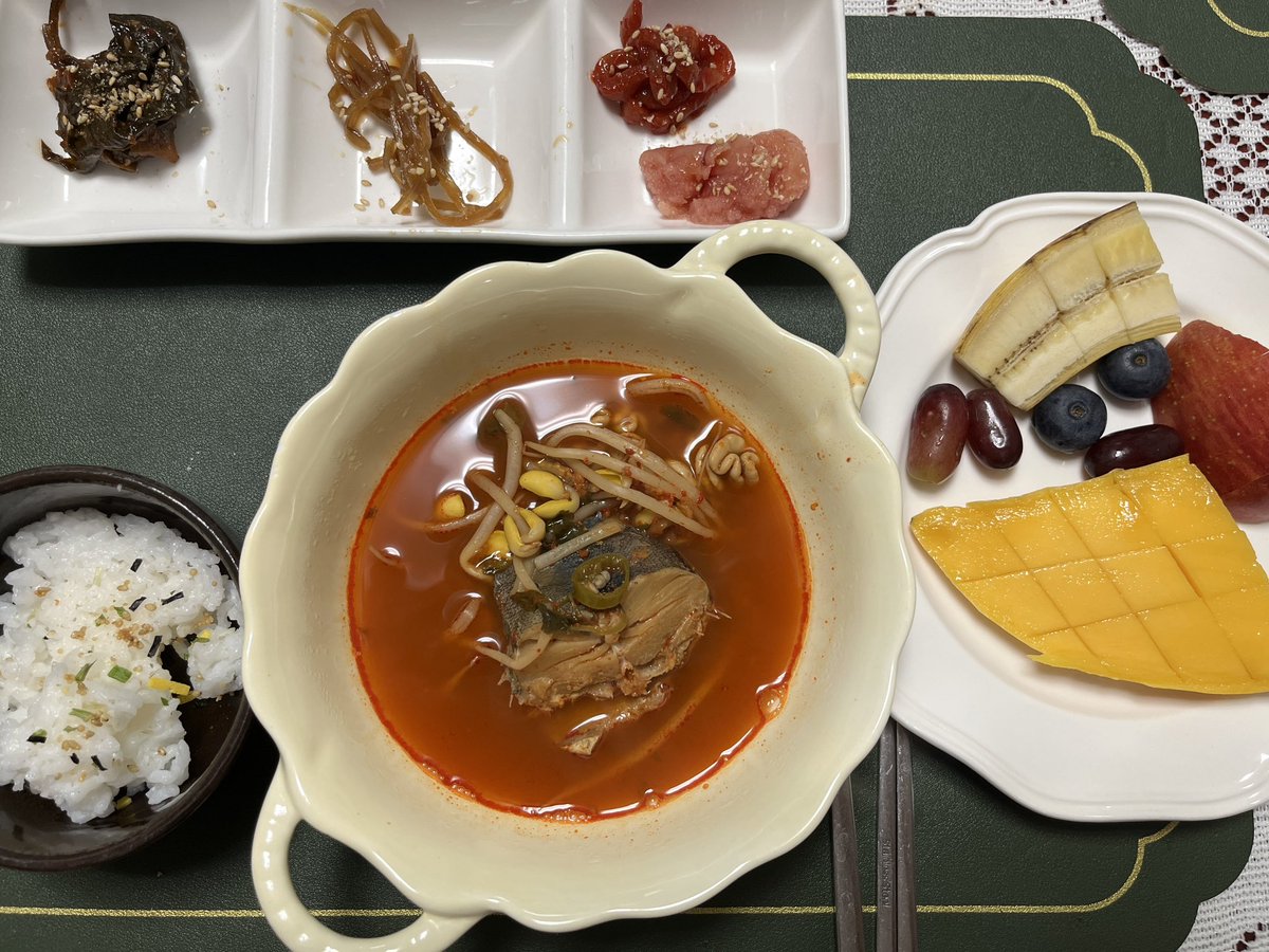 [04.22]
깻잎지, 우엉조림, 오징어젓갈, 명란젓갈, 동태탕, 망고, 사과, 바나나, 포도