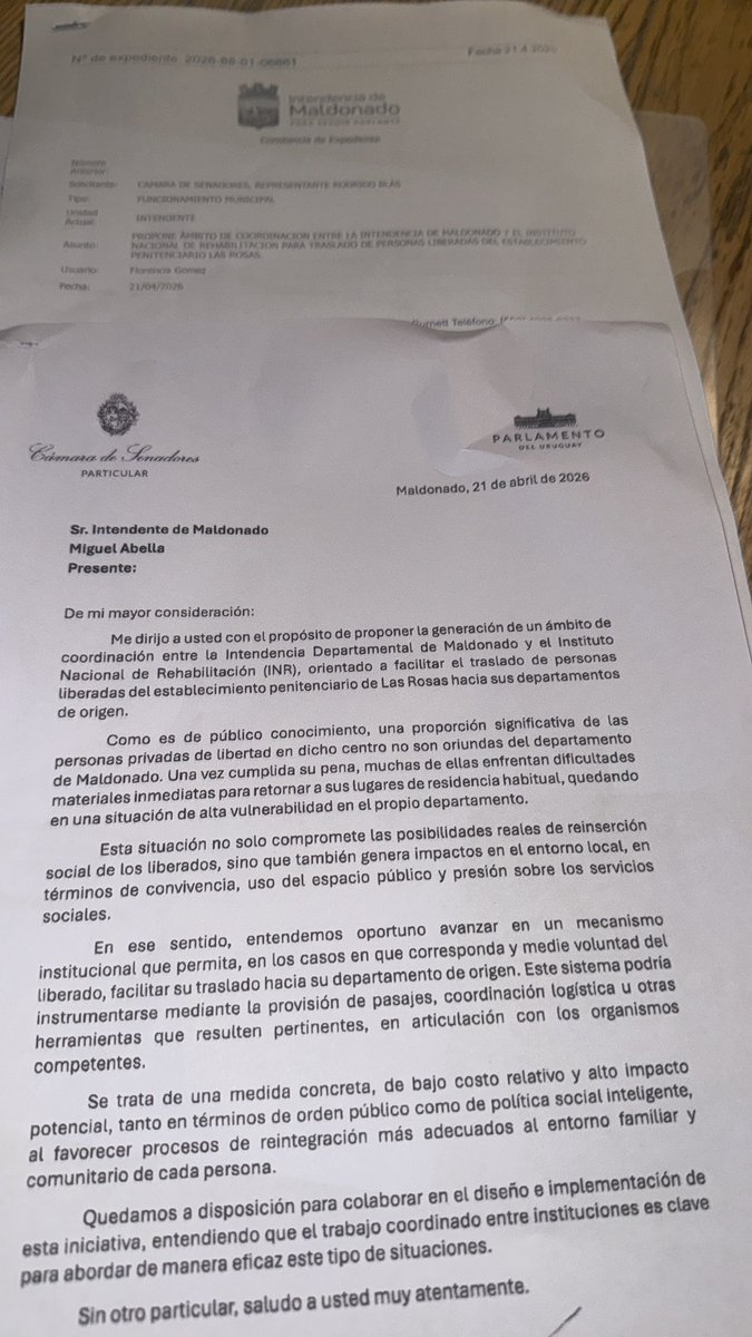 En una linda reunión donde analizamos varios temas de nuestro departamento le presenté al Intendente Abella una solicitud para que instrumente con el INR y demás organismos competentes un sistema donde la Intendencia de Maldonado  facilite o realice el traslado de los liberados