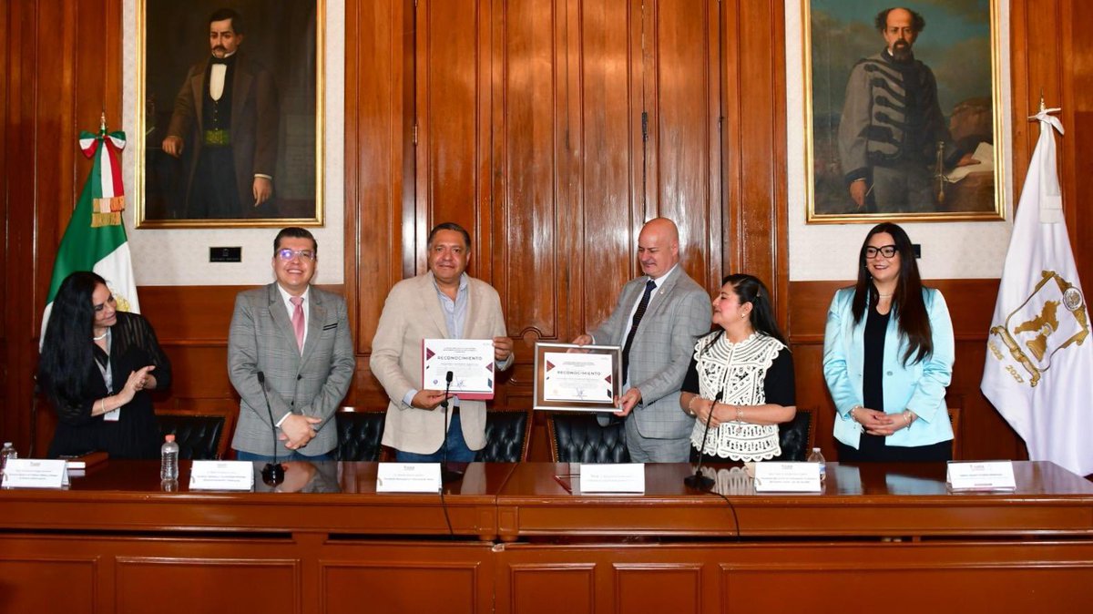 SESAEMM_'s tweet photo. A fin de seguir consolidando la #EstrategiaAnticorrupción en los municipios del #EdoMéx, presentamos los Informes de resultados y entregamos reconocimientos por la implementación del Modelo de Gestión de Riesgos (#MOGERIC), en el proceso de Hechos de Tránsito del Juzgado Cívico del Ayuntamiento de @TolucaGob, en presencia de su Presidente Muncipal, Ricardo Moreno Bastida (@rimoba).
#EstrategiaAnticorrupciónEdoMéx